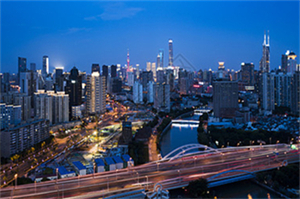 在上海的聚会上展示自己的才艺